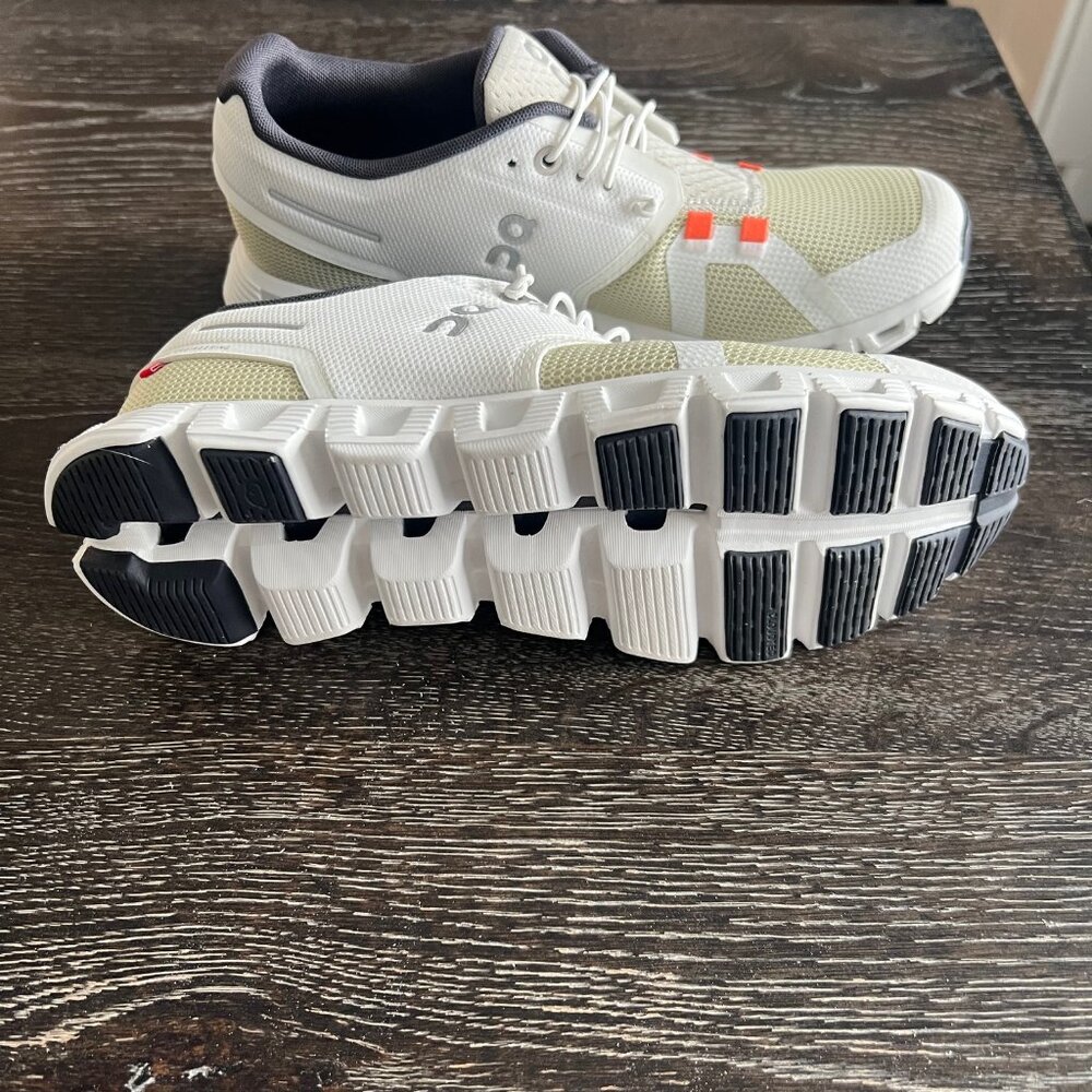 On Clouds Women's Size 9 - image 3